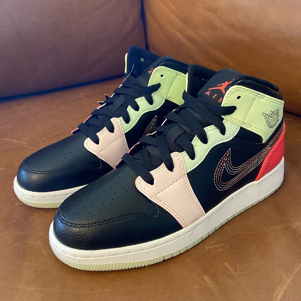 AIR JORDAN 1 MID SE (GS) 5.5y women’s 7